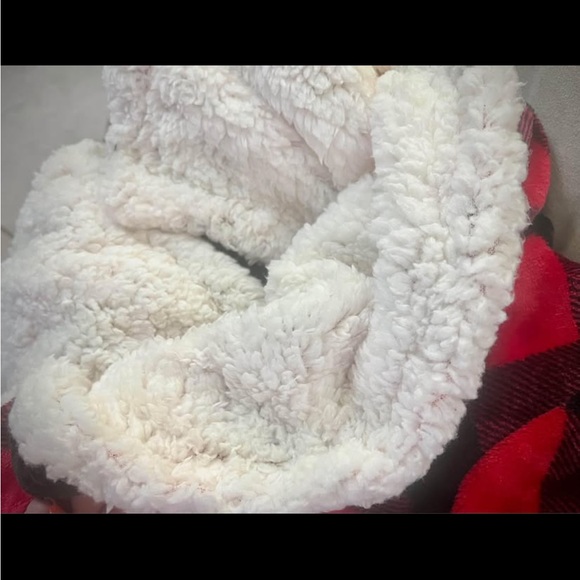 Better Homes And Gardens Red and Black Buffalo Plaid Throw Blanket - Picture 4 of 8